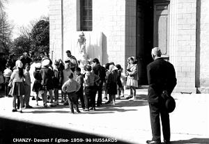 CHANZY- DEVANT L'EGLISE- 1959- 9E HUSSARDS